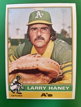 1976 Topps Base Set #446 Larry Haney