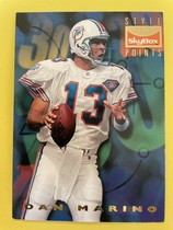 1995 SkyBox Premium #142 Dan Marino|Brett Favre